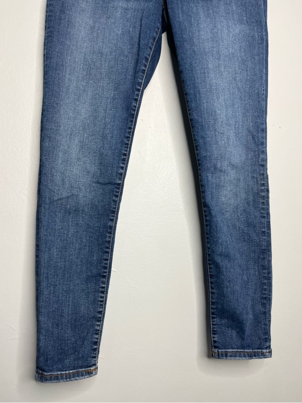 Banana Republic Women’s Blue Medium Wash Sculpt Skinny Jeans - Picture 4 of 9